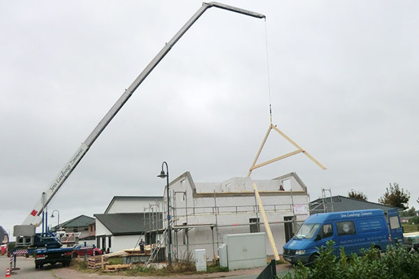 Kranarbeiten mit dem Kran der Zimmerei Landvoigt