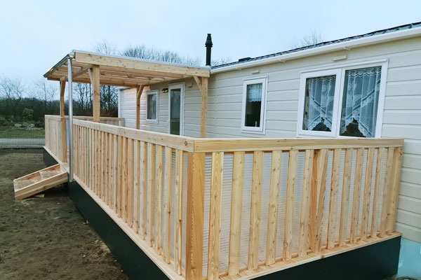 Zimmerei Landvoigt Holzbau mit Terrassen und Überdächer